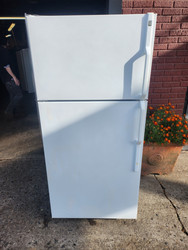 GE 14 CUBIC FOOT REFRIGERATOR TOP FREEZER ADJUSTABLE WIRE SHELVES 2 CRISPER DRAWERS WHITE LOCATED IN OUR PORTLAND OREGON APPLIANCE STORE SKU 19495