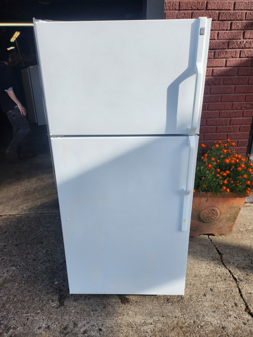 GE 14 CUBIC FOOT REFRIGERATOR TOP FREEZER ADJUSTABLE WIRE SHELVES 2 CRISPER DRAWERS WHITE LOCATED IN OUR PORTLAND OREGON APPLIANCE STORE SKU 19495