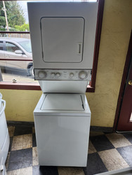 WHIRLPOOL 24 INCH THIN TWIN LAUNDRY CENTER WASHER 6 CYCLE PLUS SOAK SETTING 4 WATER TEMPERATURE OPTIONS 4 WATER LEVELS DRYER 4 CYCLE 2 AUTO 1 TIMED PLUS AIR DRY WHITE LOCATED IN OUR PORTLAND OREGON APPLIANCE STORE SKU 19505