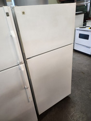 GE 14 CUBIC FOOT REFRIGERATOR TOP FREEZER WIRE SHELVES 2 CRISPER DRAWERS COSMETIC ISSUES WORKS GOOD PREFECT 2ND REFRIGERATOR WHITE LOCATED IN OUR POTLAND OREGON APPLIANCE STORE SKU 19506