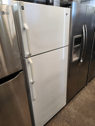 GE 18 CUBIC FOOT REFRIGERATOR TOP FREEZER FULL WIDTH GLASS SHELVES 2 CRISPER DRAWERS WHITE LOCATED IN OUR PORTLAND OREGON APPLIANCE STORE SKU 19512