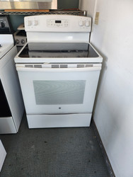 GE FREESTANDING SMOOTH TOP ELECTRIC RANGE 4 BURNER 1 LARGE DUAL 1 LARGE 2 SMALL HI LO BROIL OPTION SELF CLEANING WHITE LOCATED IN OUR PORTLAND OREGON APPLIANCE STORE SKU 19514