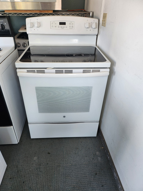 GE FREESTANDING SMOOTH TOP ELECTRIC RANGE 4 BURNER 1 LARGE DUAL 1 LARGE 2 SMALL HI LO BROIL OPTION SELF CLEANING WHITE LOCATED IN OUR PORTLAND OREGON APPLIANCE STORE SKU 19514