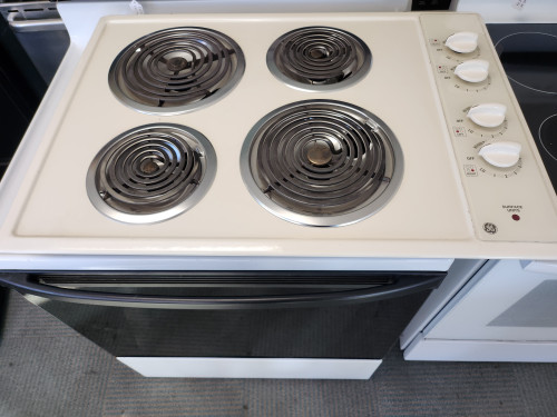 GE 30 INCH ELECTRIC COOKTOP 4 BURNERS 2 LARGE 2 SMALL ALMOND LOCATED IN OUR PORTLAND OREGON APPLIANCE STORE SKU 19516