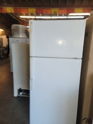 GE 16 CUBIC FOOT REFRIGERATOR TOP FREEZER ADJUSTABLE WIRE SHELVES 2 CRISPER DRAWERS WHITE LOCATED IN OUR PORTLAND OREGON APPLIANCE STORE SKU 19553
