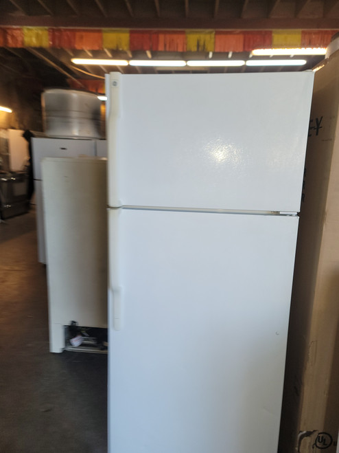 GE 16 CUBIC FOOT REFRIGERATOR TOP FREEZER ADJUSTABLE WIRE SHELVES 2 CRISPER DRAWERS WHITE LOCATED IN OUR PORTLAND OREGON APPLIANCE STORE SKU 19553