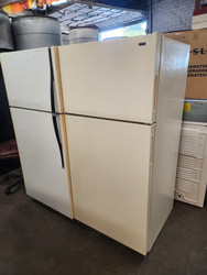 HOTPOINT 14 CUBIC FOOT REFRIGERATOR WIRE SHELVES 2 CRISPER DRAWERS ALMOND LOCATED IN OUR PORTLAND OREGON APPLIANCE STORE SKU 19565