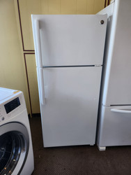 GE 28 Inch Top-Freezer Refrigerator 15.5 cu. ft with Adjustable Wire Shelving, High-Gloss Handle Humidity Controlled Crisper Drawers, Gallon Door Storage, Upfront Temperature Controls White LOCATED IN OUR PORTLAND OREGON APPLIANCE STORE SKU 19569