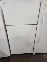 GE 15 CUBIC FOOT REFRIGERATOR TOP FREEZER ADJUSTABLE WIRE SHELVES 2 CRISPE DRAWERS WHITE COSMETIC ISSUES ON THE BOTTOM OF REFRIGERATOR DOOR LOCATED IN OUR PORTLAND OREGON APPLIANCE STORE LOCATED IN OUR POTLAND OREGON APPLIANCE STORE SKU 19571
