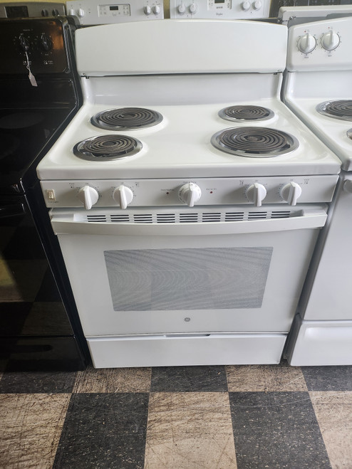GE 30 INCH FREESTANDING ELECTRIC RANGE FRONT CONTROLS 4 COIL BURNERS 2 LARGE 2 SMALL MANUAL CLEAN OVEN WHITE LOCATED IN OUR PORTLAND OREGON APPLIANCE STORE SKU 19620