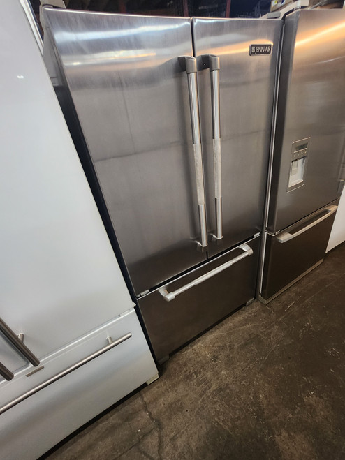 GE 17 CUBIC FOOT REFRIGERATOR TOP FREEZER ADJUSTABLE WIRE RACKS 2 CRISPER DRAWERS WITH GLASS COVER FULL WIDTH WIRE SHELF IN FREEZER WHITE LOCATED IN OUR POTLAND OREGON APPLIANCE STORE SKU 19633