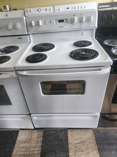 HOTPOINT 30 INCH FREESTANDING ELECTRIC RANGE COIL BURNERS 2 LARGE 2 SMALL MANUAL CLEAN OVEN WHITE LOCATED IN OUR PORTLAND OREGON APPLIANCE STORE SKU 19648