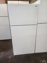 HOTPOINT 16 CUBIC FOOT REFRIGERATOR TOP FREEZER WIRE SHELEVS LARGE SINGLE CRISPER DRAWER WHITE LOCATED IN OUR PORTLAND OREGON APPLIANCE STORE SKU 19659