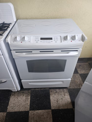 GE 30 INCH SLIDE-IN GLASS TOP ELECRTIC RANGE 5 BURNER 1 BRIDGE 1 LARGE DUAL CENTER WARMING BURNER 2 SMALL HI-LO BROIL SETTING SELF CLEANING OVEN WHITE LOCATED IN OUR PORTLAND OREGON STORE SKU 19662