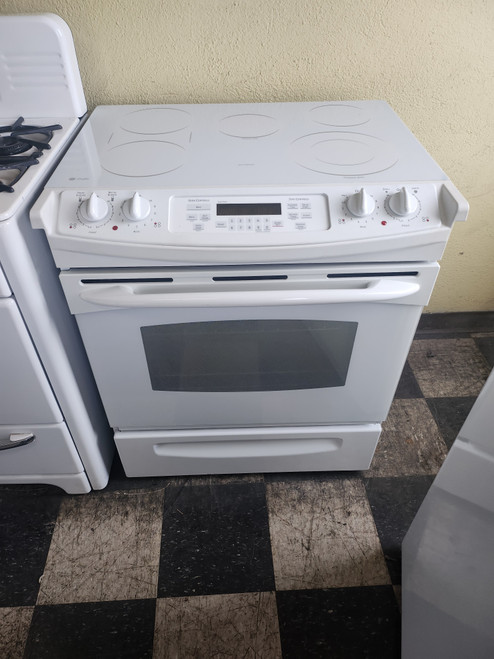 GE 30 INCH SLIDE-IN GLASS TOP ELECRTIC RANGE 5 BURNER 1 BRIDGE 1 LARGE DUAL CENTER WARMING BURNER 2 SMALL HI-LO BROIL SETTING SELF CLEANING OVEN WHITE LOCATED IN OUR PORTLAND OREGON STORE SKU 19662