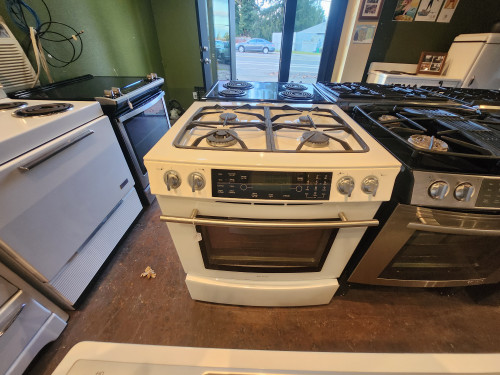 JENN-AIR DUAL FUEL SLIDE-IN RANGE CONVECTION RAPID PREHEAT SELF CLEAN 4 BURNER WHITE LOCATED IN OUR PORTLAND OREGON APPLIANCE STORE SKU 19693