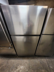 Hisense 18 cu Ft Top Mount Freezer Refrigerator Silver Gallon Door Storage LED Lighting Moisture Fresh Crisper Drawer Adjustable Shelf SILVER LOLCATED IN OUR PORTLAND OEGON APPLIANCE STORE SKU 19710