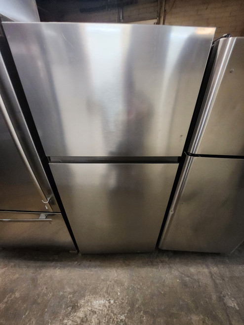 Hisense 18 cu Ft Top Mount Freezer Refrigerator Silver Gallon Door Storage LED Lighting Moisture Fresh Crisper Drawer Adjustable Shelf SILVER LOLCATED IN OUR PORTLAND OEGON APPLIANCE STORE SKU 19710