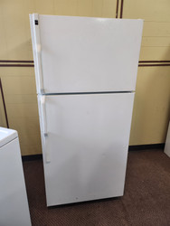 HOTPOINT 15 CUBIC FOOT REFRIGERATOR TOP FREEZER ADJUSTABLE WIRE SHELVES 2 CRISPER DRAWERS WHITE LOCATED IN OUR PORTLAND OREGON APPLIANCE STORE SKU 19715