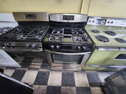 KENMORE 30 INCH FREE STANDING 4 BURNER GAS RANGE WITH POWER BURNER AND SIMMER BURNER SELF CLEANING OVEN BLACK AND STAINLESS LOCATED IN OUR PORTLAND OREGON APPLIANCE STORE SKU 19722
