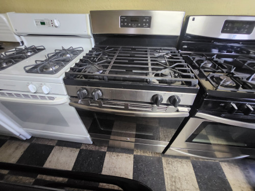 GE FREESTANDING 4 BURNER GAS RANGE HEAVY DUTY BURNER GRATES HI-LO BROIL SETTING SELF CLEANING OVEN BLACK AND STAINLESS LOCATED IN OUR PORTLAND OREGON APPLIANCE STORE SKU 19723
