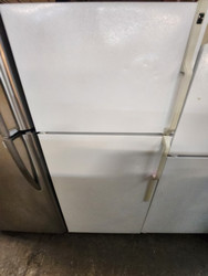 HOTPOINT 17 CUBIC FOOT REFRIGERATOR TOP FREEZER ADJUSTABLE WIRE SHELVES 2 CRISPER DRAWERS FULL WIDTH WIRE SHELF IN FREEZER WHITE LOCATED IN OUR PORTLAND OREGON APPLIANCE STORE SKU 19759