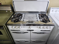 WEDGEWOOD 40 INCH VINTAGE GAS RANGE 4 BURNER WITH CENTER GRIDDLE BROIL ON LEFT OVEN ON RIGHT WITH BOTTOM BROILER STORAGE DRAWER WHITE LOCATED IN OUR PORTLAND OREGON APPLIANCE STORE SKU 19803