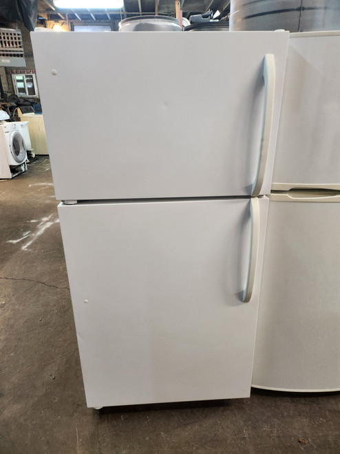 Frigidaire 14.8 cu. ft. Freestanding Top-Freezer Refrigerator with 2 Sliding Wire Shelves and 2 White Crispers: White LOCATED IN OUR PORTLAND OREGON APPLIANCE STORE SKU 19836