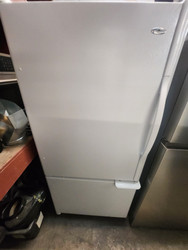 Amana 21.9 cu. ft. Easy Reach Pull-Out Drawer Bottom Freezer with EasyFreezer Refrigerator, w/ Built in Ice Maker.: White LOCATED IN OUR PORTLAND OREGON APPLIANCE STORE SKU 19840