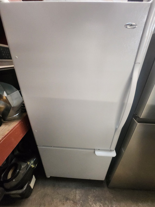 Amana 21.9 cu. ft. Easy Reach Pull-Out Drawer Bottom Freezer with EasyFreezer Refrigerator, w/ Built in Ice Maker.: White LOCATED IN OUR PORTLAND OREGON APPLIANCE STORE SKU 19840