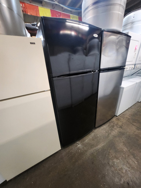 WHIRLPOOL 18 CUBIC FOOT REFRIGERATOR TOP FREEZER WIRE SHELVES 2 CRISPER DRAWERS WITH GLASS COVER LOCATED IN OUR PORTLAND OREGON APPLIANCE STORE SKU 19842