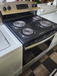 GE 30 INCH FREESTANDING ELECTRIC RANGE COIL BURNERS 2 LARGE 2 SMALL HI LO BROIL SETTING SELF CLEANING OVEN BLACK AND STAINLESS LOCATED IN OUR PORTLAND OREGON APPLIANCE STORE SKU 19847