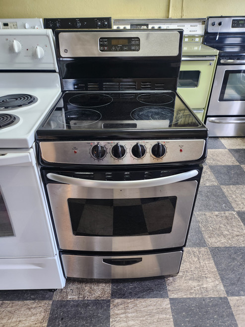 GE 24 INCH FREESTANDING 4 BURNER GLASS TOP RANGE 2 LARGE 2 SMALL SELF CLEANING OVEN HI-LO BROIL SETTING STORAGE DRAWER BLACK AND STAINLESS LOCATED IN OUR PORTLAND OREGON APPLIANCE STORE SKU 19852