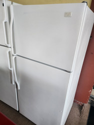 WHIRLPOOL 14 CUBIC FOOT REFRIGERATOR TOP FREEZER WIRE SHELVES LARGE CRISPER DRAWER FULL WIDTH WIRE SHELF IN FREEZER WHITE LOCATED IN OUR PORTLAND OREGON APPLIANCE STORE SKU 19869