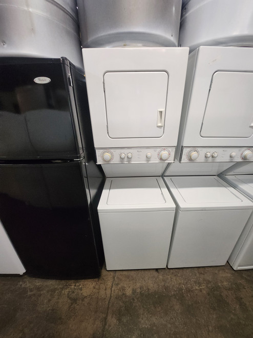 WHIRLPOOL 24 INCH THIN TWIN LAUNDRY CENTER 4 TEMPERATURE SETTINGS 4 WATER LEVELS DRYER 4 CYCLES 2 AUTO DRY 1 TIMED PLUS AIR DRY WHITE LOCATED IN OUR PORTLAND OREGON APPLIANCE STORE SKU 19873