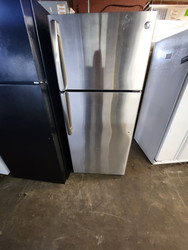 GE 16 CUBIC FOOT REFRIGERATOR TOP FREEZER FULL WIDTH GLASS SHELVES 2 CRISPER DRAWERS WIRE SHELF IN FREEZER STAINLESS LOCATED IN OUR PORTLAND OREGON APPLIANCE STORE SKU 19878