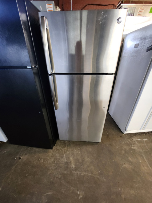 GE 16 CUBIC FOOT REFRIGERATOR TOP FREEZER FULL WIDTH GLASS SHELVES 2 CRISPER DRAWERS WIRE SHELF IN FREEZER STAINLESS LOCATED IN OUR PORTLAND OREGON APPLIANCE STORE SKU 19878