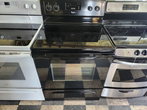 WHIRLPOOL 30 INCH FREESTANDING GLASS TOP RANGE 4 BURNER 1 LARGE DUAL 1 LARGE 2 SMALL SELF CLEANING OVEN BLACK LOCATED IN OUR PORTLAND OREGON APPLIANCE STORE SKU 19895