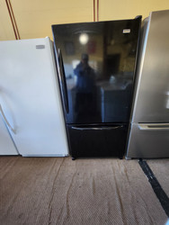 KENMORE ELITE 22 CUBIC FOOT REFRIGERATOR BOTTOM FREEZER WITH ICE MAKER 4 SPLIT ADJUSTABLE GLASS SHELVES 1 LARGE DELI DRAWER 2 CRISPER DRAWERS PULL OPEN FREEZER DOOR BLACK LOCATED IN OUR PORTLAND OREGON APPLIANCE STORE SKU 19903