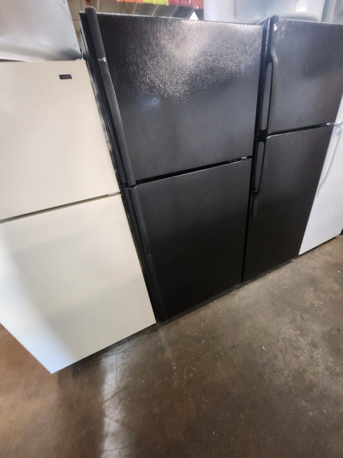 KENMORE 18 CUBIC FOOT REFRIGERATOR GLASS SHELVES 2 CRISPER DRAWERS 1 DELI DRAWER FULL WIDTH WIRE SHELF IN FREEZER BLACK LOCATED IN OUR PORTLAND OREGON APPLIANCE STORE SKU 19909