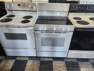 GE 30 INCH FREESTANDING 4 BURNER GLASS TOP ELECTRIC RANGE COIL BURNERS 2 LARGE 2 SMALL SELF CLEANING OVEN WHITE LOCATED IN OUR PORRLAND OREGON APPLIANCE STORE SKU 19911