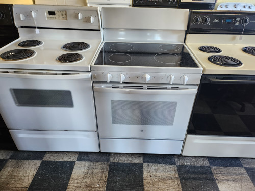 GE 30 INCH FREESTANDING 4 BURNER GLASS TOP ELECTRIC RANGE COIL BURNERS 2 LARGE 2 SMALL SELF CLEANING OVEN WHITE LOCATED IN OUR PORRLAND OREGON APPLIANCE STORE SKU 19911