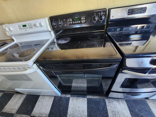 GE 30 INCH FREESTANDING GLASS TOP ELECTRIC RANGE 4 BURNER 1 LARGE DUAL 1 LARGE 2 SMALL HI LO BROIL OPTION SELF CLEANING OVEN BLACK LOCATED IN OUR PORTLAND OREGON APPLIANCE STORE SKU 19917