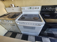 GE 30 INCH FREESTANDING GLASS TOP ELECTRIC RANGE 4 BURNER 2 LARGE 2 SMALL HI -LO BROIL SETTING SELF CLEANING OVEN WHITE LOCATED IN OUR PORTLAND OREGON APPLIANCE STORE SKU 19922