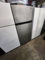 ESTATE BY WHIRLPOOL 18 CUBIC FOOT REFRIGERATOR TOP FREEZER GLASS SHELVES 2 CRISPER DRAWERS COSMETIC ISSUE ON REFRIGERATOR SEE PIC SILVER LOCATED IN OUR POTLAND OREGON APPLIANCE STORE SKU 19940