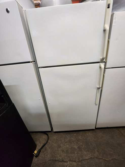 HOTPOINT 17 CUBIC FOOT REFRIGERATOR TOP FREEZER WIRE SHELVES 2 CRISPER DRAWERS WHITE LOCATED IN OUR PORTLAND OREGON APPLIANCE STORE SKU 19948