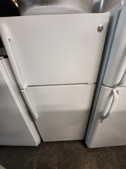 GE 28 Inch Top-Freezer Refrigerator with 15.5 cu. ft. Capacity, 2 Adjustable Wire Shelves, Gallon Door Storage, Adjustable Wire-Z Shelf, Upfront Temperature Controls, Optional White LOCATED IN OUR PORTLAND OREGON APPLIANCE STORE SKU 19957