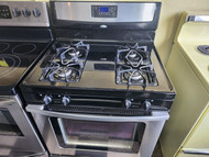 WHIRLPOOL 4 BURNER FREESTANDING GAS RANGE KEEP WARM OPTION SELFING CLEANING OVEN BLACK STAINLESS COSMETIC ISSUES ON BURNER GRATES SEE PICS LOCATED IN OUR PORTLAND OREGON APPLIANCE STORE SKU 19965