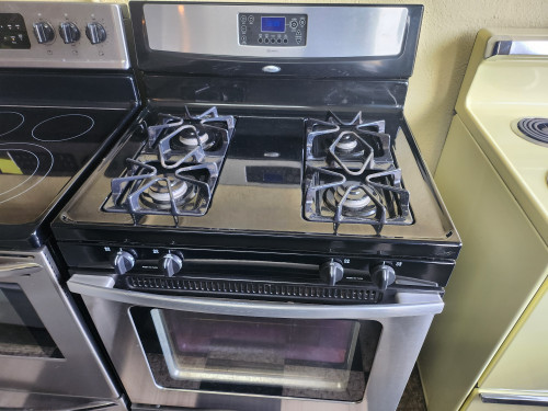 WHIRLPOOL 4 BURNER FREESTANDING GAS RANGE KEEP WARM OPTION SELFING CLEANING OVEN BLACK STAINLESS COSMETIC ISSUES ON BURNER GRATES SEE PICS LOCATED IN OUR PORTLAND OREGON APPLIANCE STORE SKU 19965