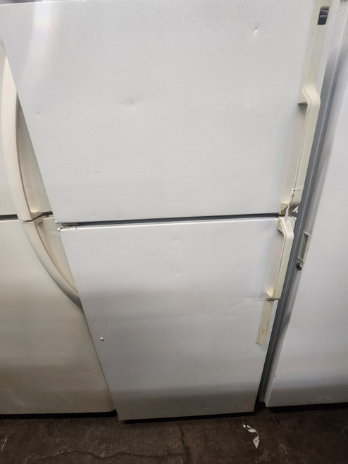 HOTPOINT 17 CUBIC FOOT REFRIGERATOR TOP FREEZER GLASS SHELVES 2 CRISPER DRAWERS WHITE LOCATED IN OUR PORTLAND OREGON APPLIANCE STORE SKU 19967